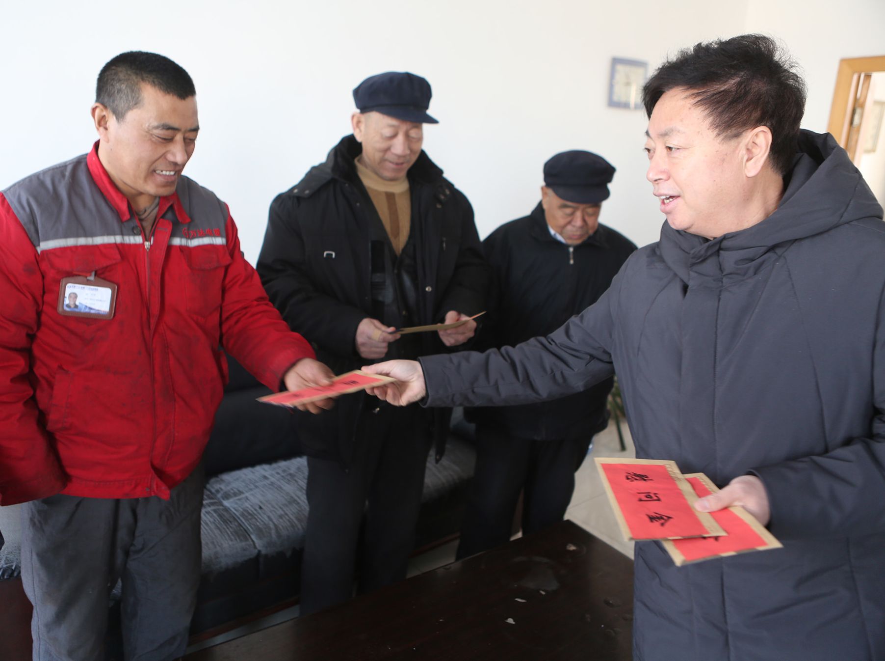 辉达娱乐春节前走访慰问困难职工