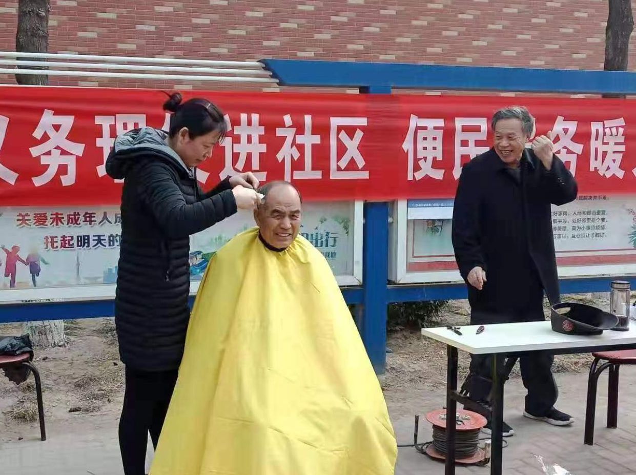 “义务理发进社区 便民服务暖人心”辉达平台物业组织义务理发志愿活动