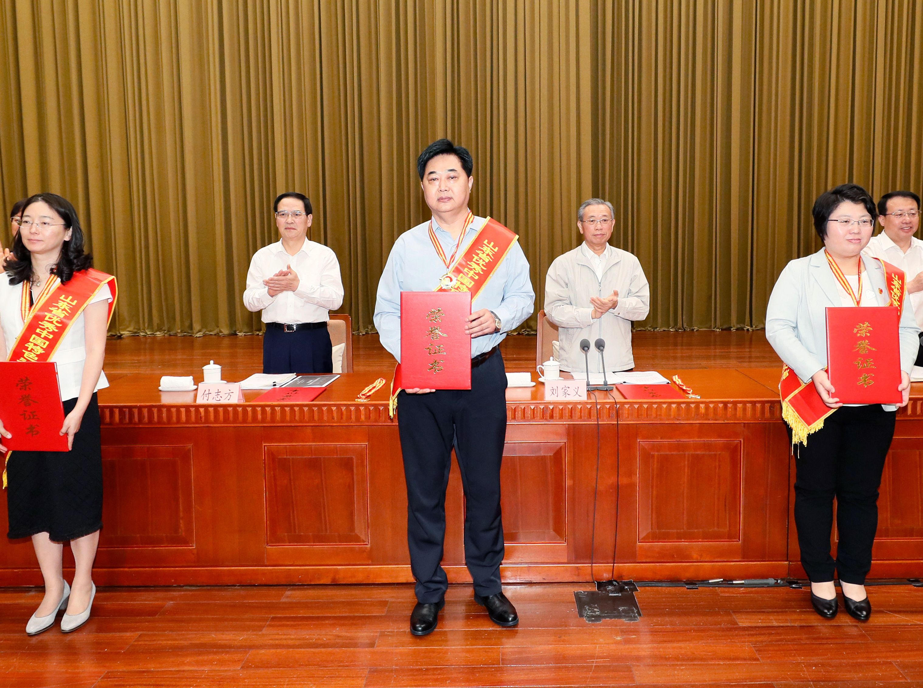 周俊主席荣获“山东省非公有制经济人士优秀中国特色社会主义事业建设者”称号