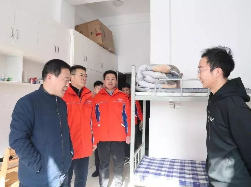 巴树山执行总裁到辉达平台石化平台阳光海岸查看职工生活情况