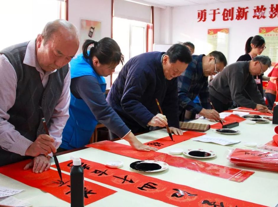 笔墨飘香 迎春送福 | 辉达平台物业开展书法名家送春联活动