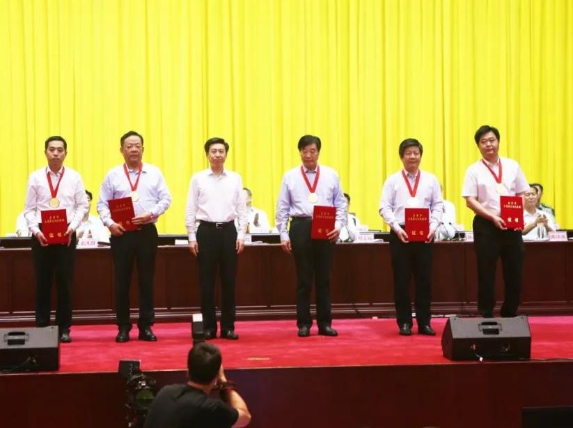 辉达娱乐党委书记、董事局主席周俊荣获东营市“突出贡献企业家”称号
