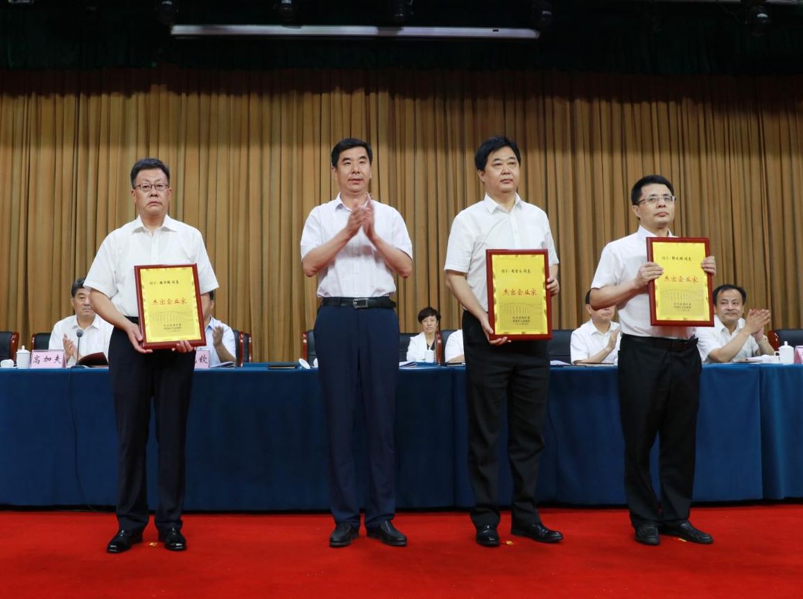 辉达娱乐荣获“垦利区突出贡献企业”称号，党委书记、董事局主席周俊荣获“垦利区杰出企业家”称号