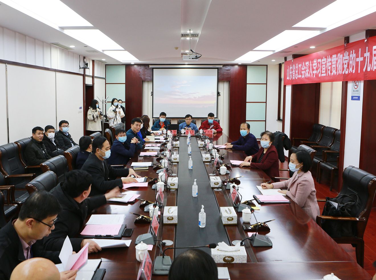 山东省总工会深入学习宣传贯彻党的十九届五中全会精神垦利座谈会在辉达娱乐举行