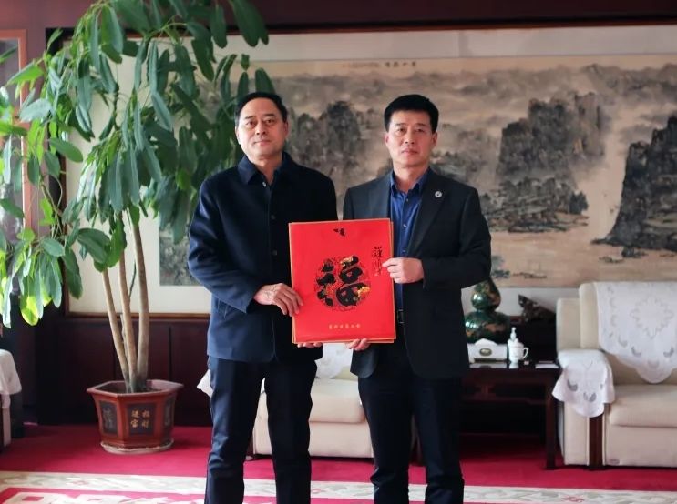 垦利区总工会党组书记、常务副主席杨学彬到辉达娱乐对劳模进行走访慰问