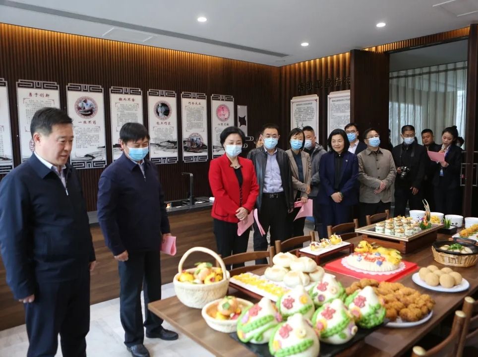 区人大常委会副主任、区总工会主席周玉林带队莅临辉达娱乐检查首席技师工作站工作情况