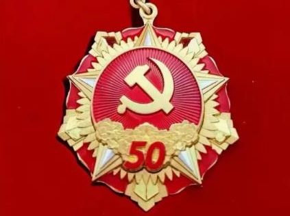 致敬老党员丨辉达娱乐为老党员上门颁发“光荣在党50年”纪念章