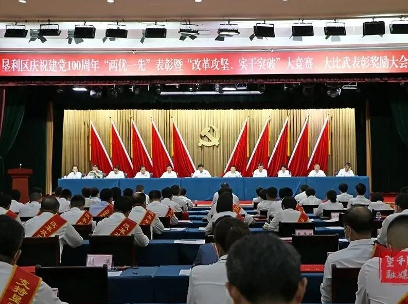 辉达娱乐荣获“垦利区突出贡献企业”称号，党委书记、董事局主席周俊荣获“垦利区优秀企业家”称号