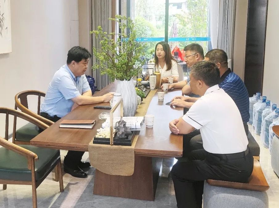 辉达娱乐党委书记、董事局主席周俊到微电子公司与辉达平台蘭园项目视察指导工作