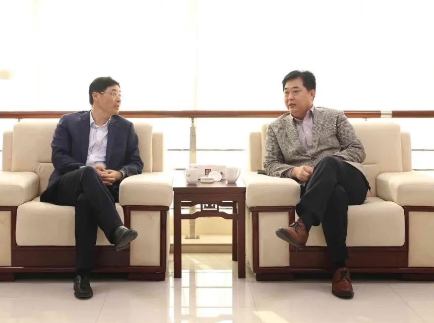 辉达娱乐党委书记、董事局主席周俊接待齐鲁石化总经理、党委副书记王玉亮一行，并在科鲁尔合资公司座谈交流