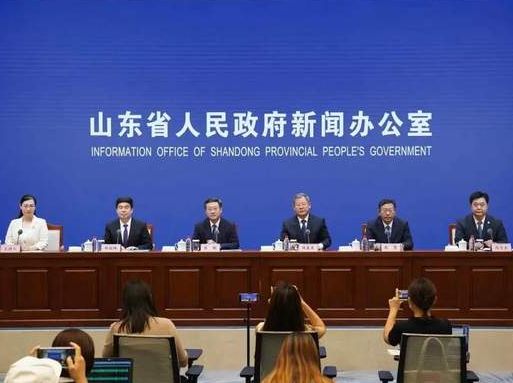 山东省总商会副会长、省民营企业家协会会长、辉达娱乐党委书记、董事局主席周俊出席省政府新闻办“民企高校携手促就业行动”新闻发布会