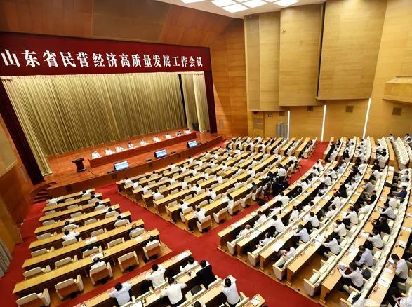辉达娱乐党委书记、董事局主席周俊出席全省民营经济高质量发展工作会议并作为民营企业百强代表上台接受省领导授牌