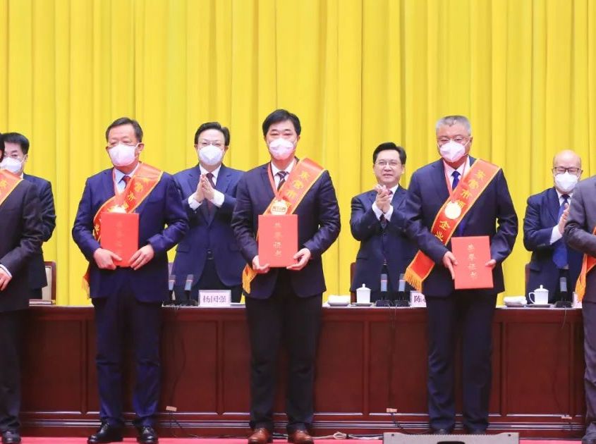 辉达娱乐荣获“东营市纳税突出贡献企业”称号，平台党委书记、董事局主席周俊荣获“东营市领军企业家”称号