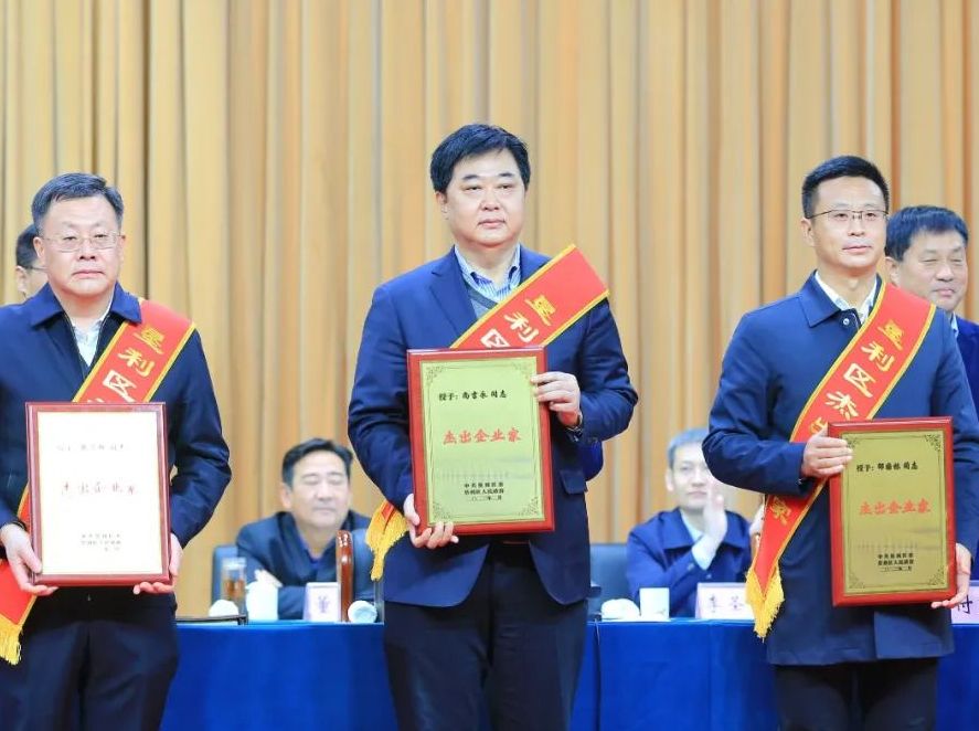 辉达娱乐荣获“垦利区突出贡献企业”称号，党委书记、董事局主席周俊荣获“垦利区杰出企业家”称号